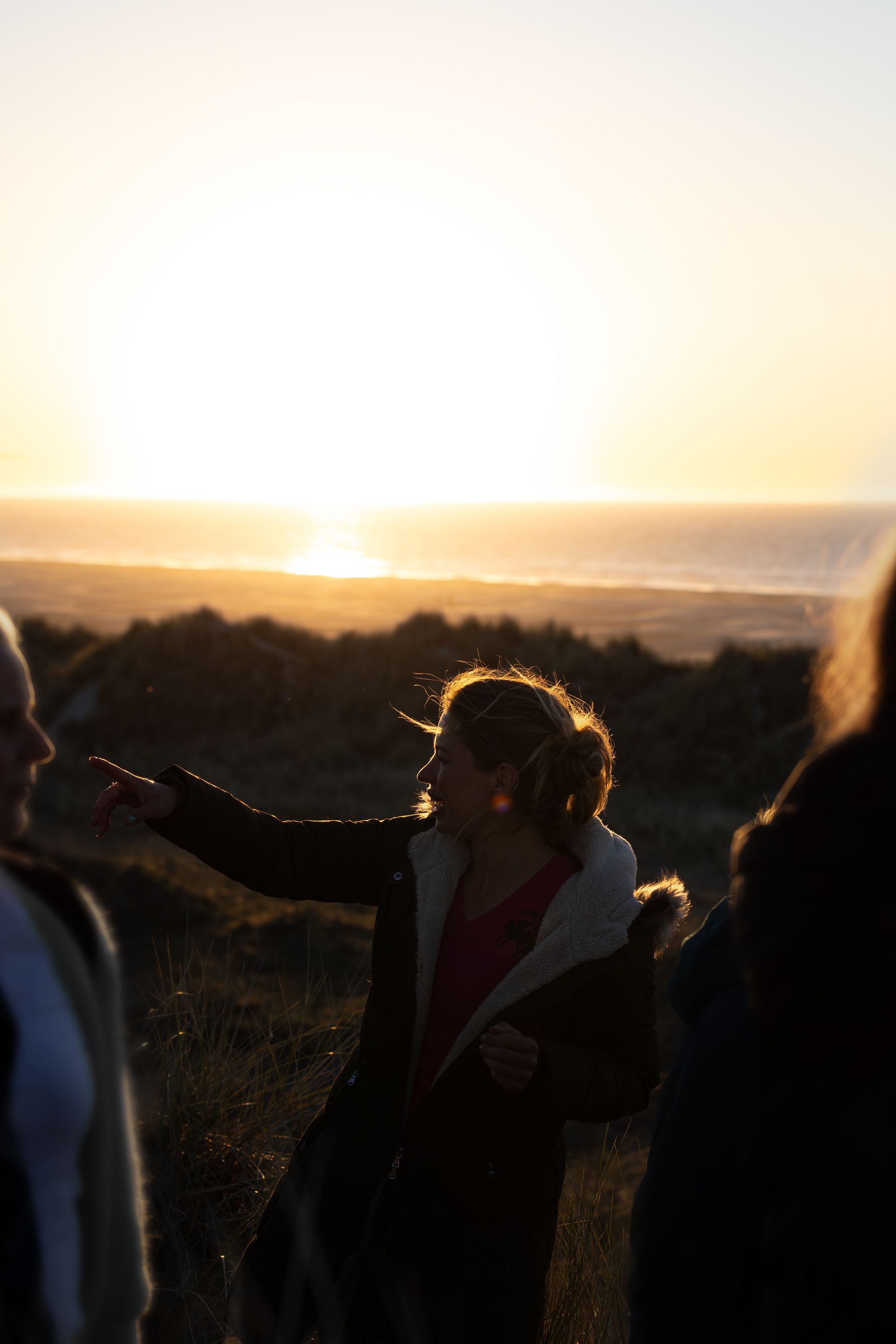 Silhouet van Eilandmeisje dat vertelt bij zonsondergang