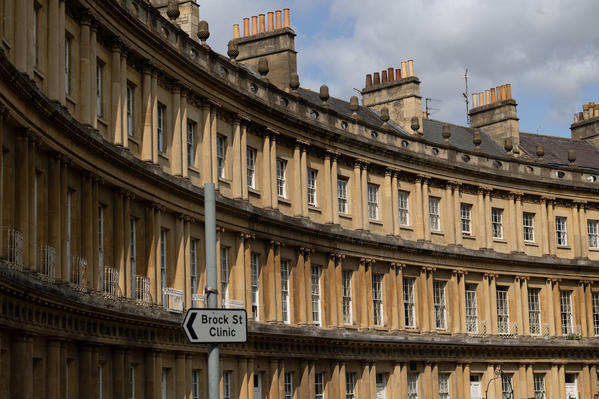Het gebogen Georgian gevelfront van de Royal Crescent in Bath